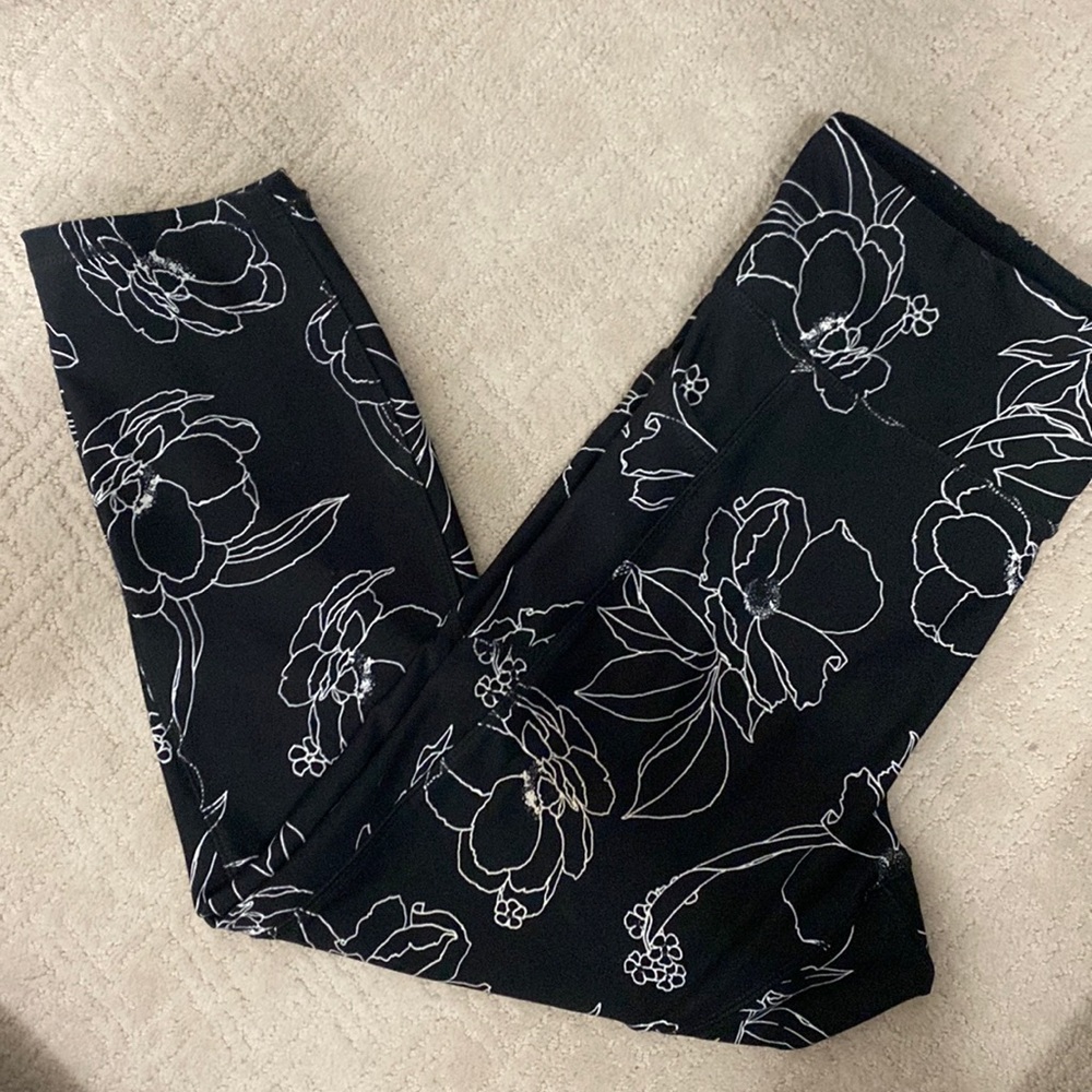 COPY - B/w outline Dip Leggings.